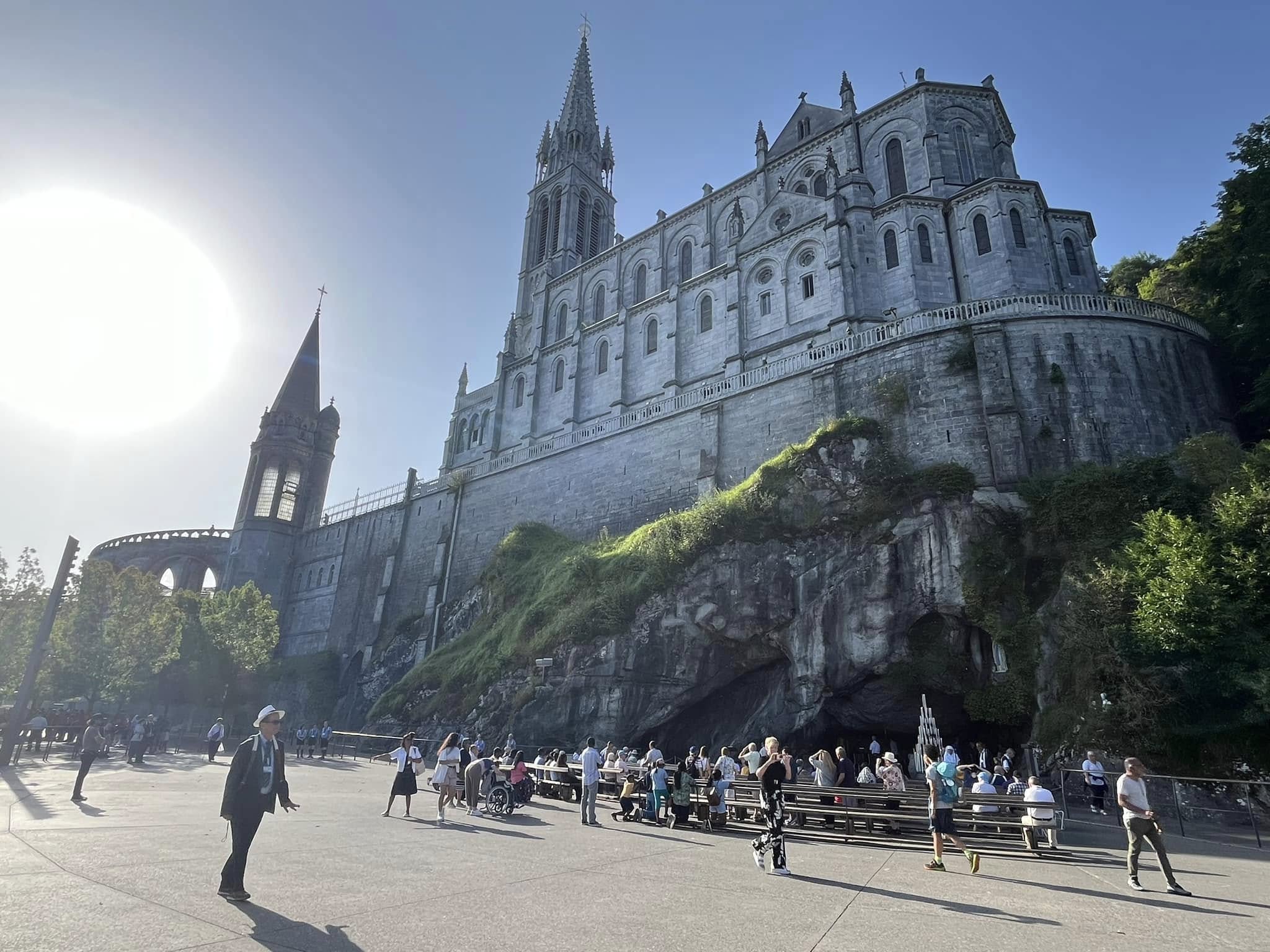 Lourdes en haute saison : comment profiter pleinement de votre séjour tout en évitant la foule ?