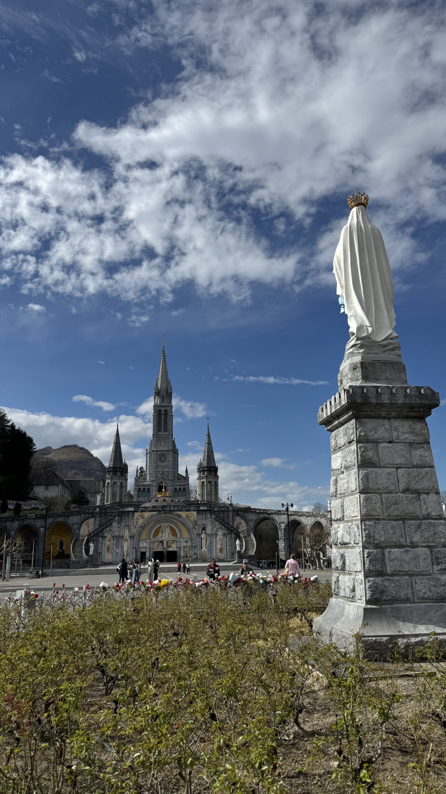 Pâques au sanctuaire de Lourdes avec la Vierge Marie.